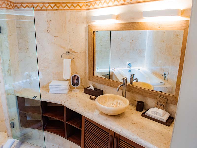 Condo 207 visto desde el jardín con senderos rodeados de vegetación