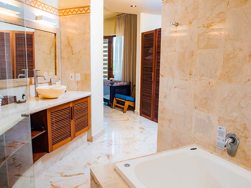 Vista exterior del Condo 207 desde el jardín tropical de Porto Playa