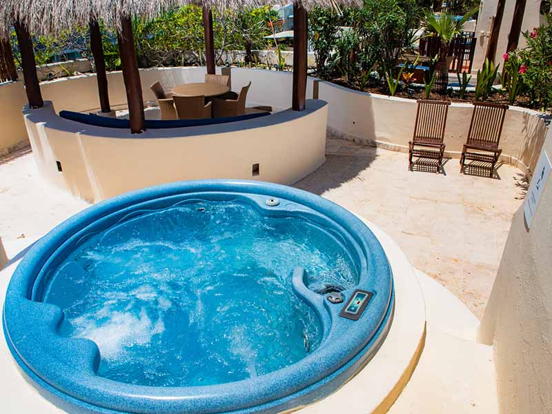 Camino ajardinado que conduce al Condo 207 en Porto Playa